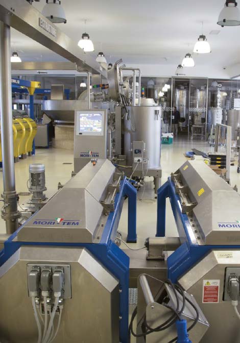 Frantoio moderno pugliese: frangitura, gramolazione, filtraggio, imbottigliamento olio di oliva